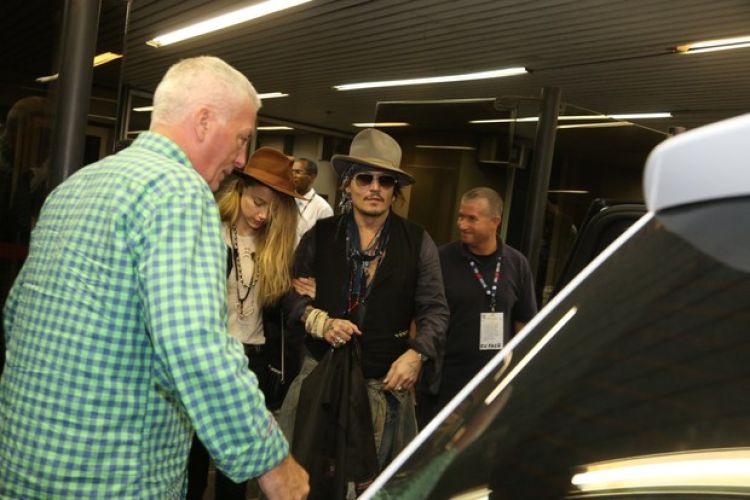 Amber Heard e Johnny Depp no aeroporto internacional do Rio (Foto: Dilson Silva e André Freitas / AgNews) Amber Heard e Johnny Depp no aeroporto internacional do Rio (Foto: Dilson Silva e André Freitas / AgNews)
