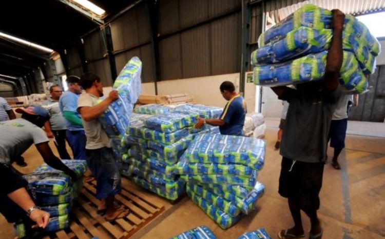Kits sendo recebidos pelo governo do estado no galpão da Companhia Nacional de Abastecimento (Conab) em 25 de abril. Foto: Francisco Leal/Ccom