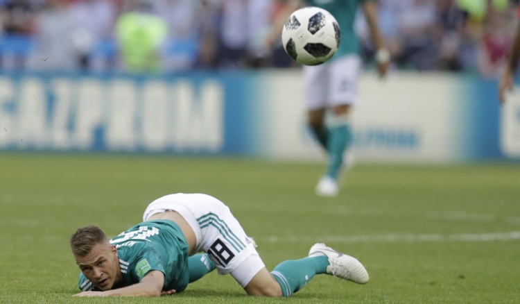 Kimmich, da Alemanha, cai durante a partida contra a Coreia do Sul