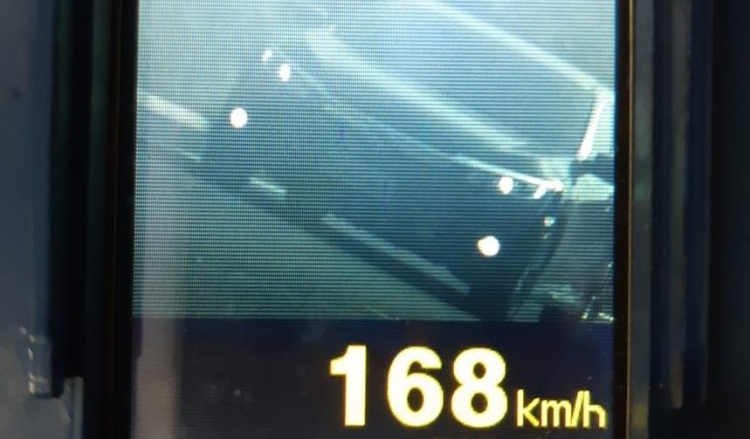 Carro a 168km/h 