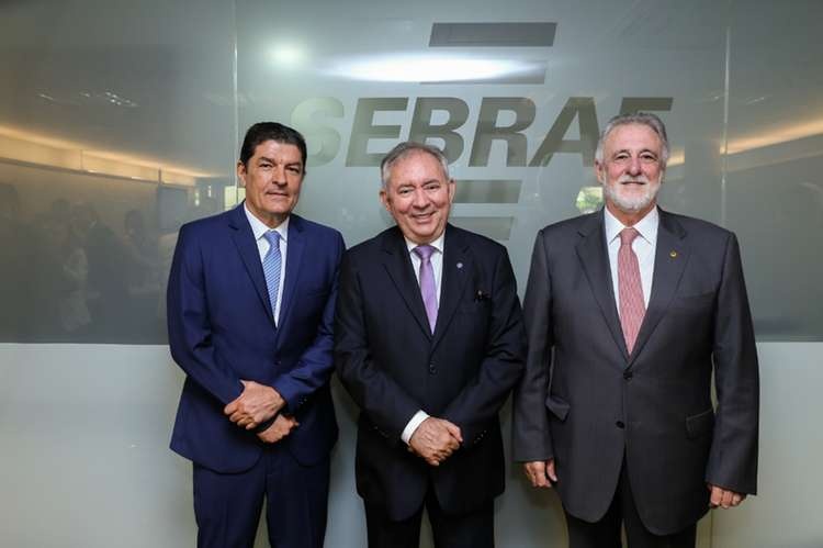 João Henrique, ao centro, em posse de presidente do Sebrae. Fonte: Folha