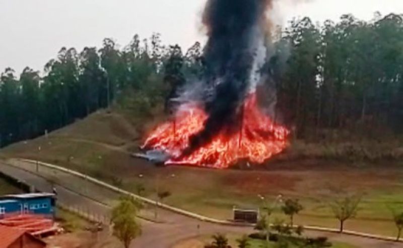 Avião cai em área de mata no interior de São Paulo e sete pessoas morrem